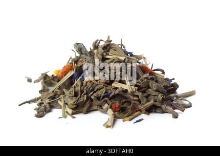 Getrocknete Kräuter und Blumen auf einem Stapel auf einem einfachen Hintergrund angeordnet Stockfoto