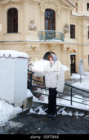 Junge Frau genießt Wintertag in der Stadt aktiven Lebensstil und Freiheit Stockfoto