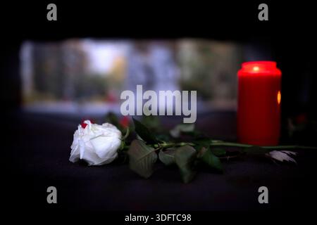 9. November, Mahnmal Levetzowstrasse Deu, Deutschland, Berlin, 09.11.2025 Kerzen und Blumen zum Gedenken am Mahnmal in der Levetzowstrasse in Berlin-Moabit Berlin Deutschland. In Gedenken an die Reichspogromnacht veranstaltet der antifaschistischen Initiative Moabit und VVN unter dem Motto es ist geschehen und folglich kann es wieder geschehen nach Primo Levi und kein Vergessen kein vergeben am 09. November 1938 . Die Nationalsozialisten richteten an der Levetzowstraße 1941 ein Sammellager für Berliner Juden ein, die sie anschliessend in den Osten deportiert. Am Standort der im Kr Stockfoto