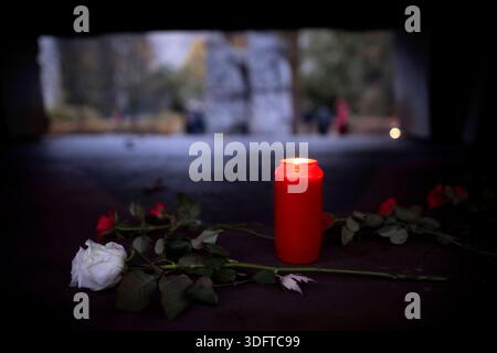 9. November, Mahnmal Levetzowstrasse Deu, Deutschland, Berlin, 09.11.2025 Kerzen und Blumen zum Gedenken am Mahnmal in der Levetzowstrasse in Berlin-Moabit Berlin Deutschland. In Gedenken an die Reichspogromnacht veranstaltet der antifaschistischen Initiative Moabit und VVN unter dem Motto es ist geschehen und folglich kann es wieder geschehen nach Primo Levi und kein Vergessen kein vergeben am 09. November 1938 . Die Nationalsozialisten richteten an der Levetzowstraße 1941 ein Sammellager für Berliner Juden ein, die sie anschliessend in den Osten deportiert. Am Standort der im Kr Stockfoto