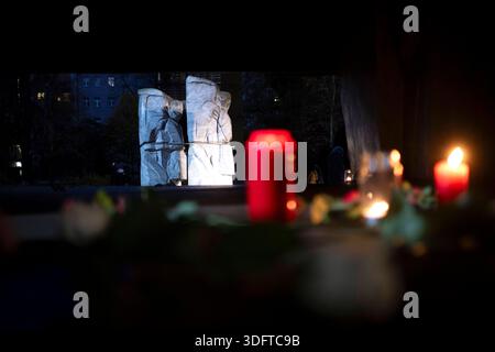 9. November, Mahnmal Levetzowstrasse Deu, Deutschland, Berlin, 09.11.2025 Kerzen und Blumen zum Gedenken am Mahnmal in der Levetzowstrasse in Berlin-Moabit Berlin Deutschland. In Gedenken an die Reichspogromnacht veranstaltet der antifaschistischen Initiative Moabit und VVN unter dem Motto es ist geschehen und folglich kann es wieder geschehen nach Primo Levi und kein Vergessen kein vergeben am 09. November 1938 . Die Nationalsozialisten richteten an der Levetzowstraße 1941 ein Sammellager für Berliner Juden ein, die sie anschliessend in den Osten deportiert. Am Standort der im Kr Stockfoto