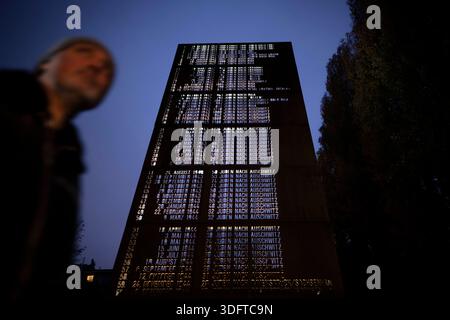 9. November, Mahnmal Levetzowstrasse Deu, Deutschland, Berlin, 09.11.2025 Mahnmal mit Liste Deportationen von Juden nach Auschwitz zum Gedenken am Mahnmal in der Levetzowstrasse in Berlin-Moabit Berlin Deutschland. In Gedenken an die Reichspogromnacht veranstaltet der antifaschistischen Initiative Moabit und VVN unter dem Motto es ist geschehen und folglich kann es wieder geschehen nach Primo Levi und kein Vergessen kein vergeben am 09. November 1938 . Die Nationalsozialisten richteten an der Levetzowstraße 1941 ein Sammellager für Berliner Juden ein, die sie anschliessend in den OS Stockfoto