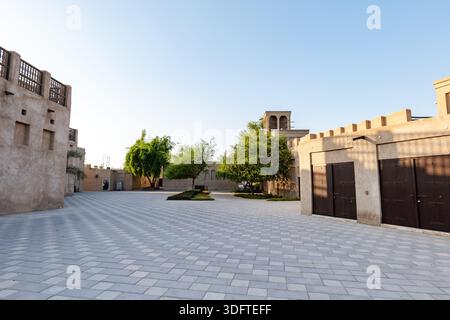Dubai, VAE - Oktober 2022: Blick auf die Straße in Dubai, im historischen Shindagha-Viertel von Bur Dubai, Vereinigte Arabische Emirate. Stockfoto
