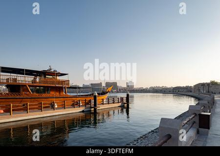 Dubai, VAE - November 2022: Blick auf das Wasser des Dubai Creek rund um die historische Altstadt von Dubai, VAE. Stockfoto
