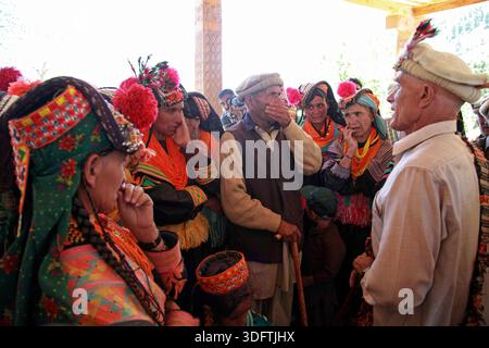 Kalash, Pakistan - 24. Dezember 2025: Blick auf eine Zusammenkunft von Kalash-Menschen in traditioneller Kleidung, deren leuchtende Farben sich vom neutralen abheben Stockfoto