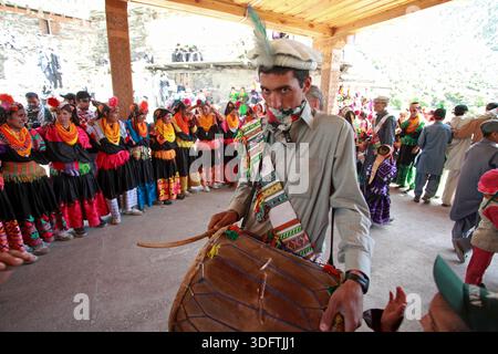 Kalash, Pakistan - 24. Dezember 2025: Der Blick auf eine lebendige kulturelle Feier entfaltet sich mit Kalash-Leuten in traditioneller Kleidung, die zu der r Stockfoto