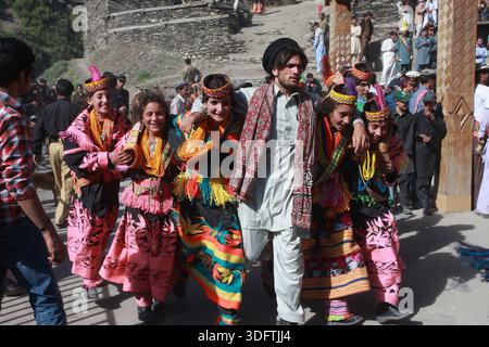 Kalash, Pakistan - 24. Dezember 2025: Blick auf lebendige traditionelle Kleider inmitten des rauen Geländes, wo bunte Textilien im Kontrast zum erdigen T stehen Stockfoto