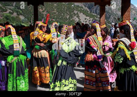 Kalash, Pakistan - 24. Dezember 2025: Blick auf Kalashi-Frauen in lebendigen traditionellen Kleidern, deren farbenfrohe Kopfbedeckungen einen auffälligen Kontrast zu Agi bilden Stockfoto