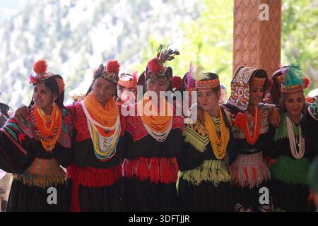 Kalash, Pakistan - 24. Dezember 2025: Blick auf Kalash Frauen in lebendiger traditioneller Kleidung, ihre farbenfrohen Halsketten und Kopfbedeckungen, die sich von der ag abheben Stockfoto