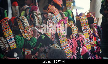 Kalash, Pakistan - 24. Dezember 2025: Blick auf eine lebhafte Zusammenkunft von Kalash-Frauen, die mit traditionellen, aufwendig gestickten Kopfbedeckungen verziert sind, eine Kultur Stockfoto