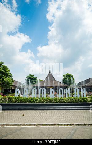 Yogyakarta, Indonesien - 03.16.2024: Eingang zum Prambanan-Tempelkomplex mit einem Denkmal in Yogyakarta, Indonesien. Es ist ein UNESCO-Weltkulturerbe Stockfoto