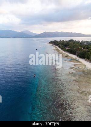Wunderschöner Blick auf das tropische Meer auf die Gili Inseln, Luftlandschaft mit Drohne in Lombok, Bali, Indonesien. Stockfoto