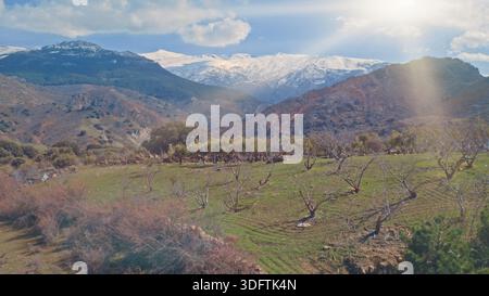 Blick aus der Vogelperspektive über dem Nationalpark Sierra Nevada Valley in Spanien mit strahlender Sonne, sonnigem Wetter im Himmel, sonnigem Licht unter rustikaler Landschaft Stockfoto