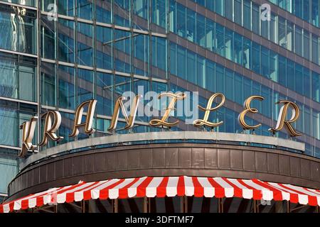 Café Kranzler mit historischem Schriftzug vor der Glasfassade eines modernen Bürogebäudes am Kurfürstendamm, Charlottenburg, Berlin Stockfoto
