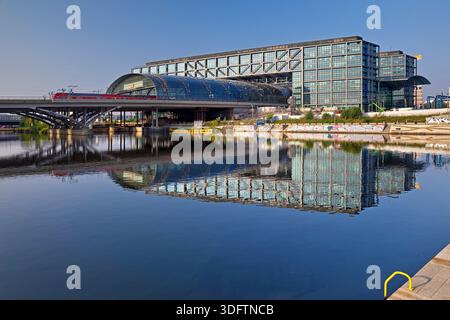 Ostfassade des Berliner Hauptbahnhofs mit abfahrender S-Bahn, Deutschland, Berlin, Berlin Stockfoto