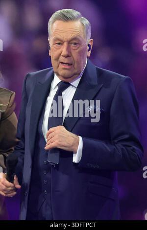 Schlagerchampions 2026 das große fest der Besten Roland Kaiser deutscher Schlagersänger hält seine Krawatte in der Hand, von der Maite Kelly US-amerikanische Sängerin mit einer schere einen Teil abgeschnitten Hut. ARD/ORF2-Musikshow Schlagerchampions - das große fest der Besten. Von Florian Silbereisen moderierte Live-Sendung vom 10. Januar 2026 aus dem Velodrom Berlin, Deutschland. *** Schlagerchampions 2026 das große fest der Besten Roland Kaiser der deutsche Popsänger hält seine Krawatte in der Hand, aus der Maite Kelly US-Sängerin mit der Schere ARD ORF2-Musikshow Schlagerchamp einen Part abgeschnitten hat Stockfoto