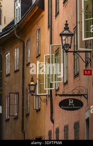 Stockholm, Schweden - 18. Mai 2024: Blick auf die Gebäude mit offenen Fenstern und deren Rahmen im Kontrast zu den bunten Fassaden und der verzierten Straße Stockfoto