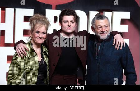 London, UK, 13. Januar 2026, Lorraine Ashbourne, Louis Ashbourne Serkis und Andy Serkis nehmen an der Uraufführung des Films 28 Years Later: The Bone Temple im BFI IMAX Waterloo in London teil. Fred Duval / Alamy Live News Stockfoto