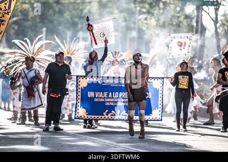 Mexiko-Stadt, Mexiko - 4. November 2023: Der Blick auf eine pulsierende Day of the Dead Parade erwacht zum Leben und ihre temperamentvolle Energie schmückt die Straßen der Stadt. Stockfoto