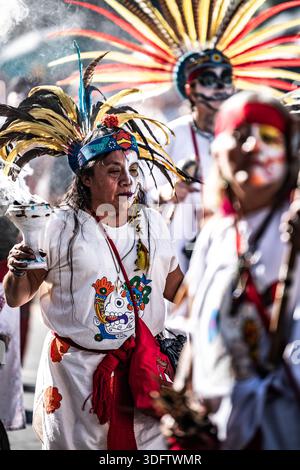 Mexiko-Stadt, Mexiko - 4. November 2023: Blick auf die pulsierende Day of the Dead Parade, ein kultureller Fluss voller Farben, der durch das Herz der Stadt fließt. Stockfoto