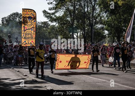 Mexiko-Stadt, Mexiko - 4. November 2023: Blick auf die Day of the Dead Parade, ein lebendiger Fluss aus Farben und Kultur, der durch die Straßen der Stadt fließt. Stockfoto