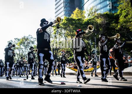 Mexiko-Stadt, Mexiko - 4. November 2023: Blick auf die Day of the Dead Parade, bei der Skelette mit Messinginstrumenten vor dem Hintergrund des Moders marschieren Stockfoto