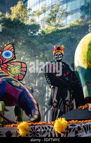 Mexiko-Stadt, Mexiko - 4. November 2023: Blick auf die pulsierende Day of the Dead Parade, wo aufwendig kostümierte Figuren und fantastische Kreaturen schweben Stockfoto