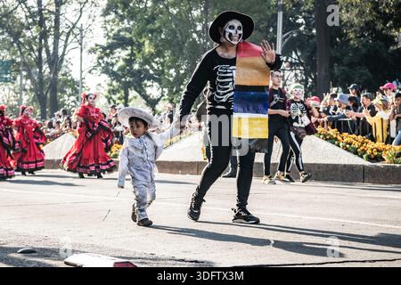 Mexiko-Stadt, Mexiko - 4. November 2023: Blick auf eine pulsierende Day of the Dead-Parade mit aufwendig kostümierten Figuren, die sich durch die Straßen der Stadt bewegen. Stockfoto