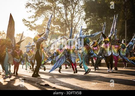 Mexiko-Stadt, Mexiko - 4. November 2023: Blick auf die pulsierende Day of the Dead-Parade, wo fantastische Kreaturen in schillernden Kostümen weben Stockfoto