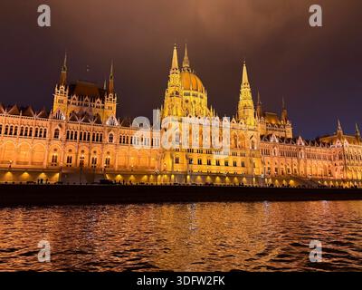 Ungarisches parlamentsgebäude in Budapest Ungarn bei Nacht. Stockfoto