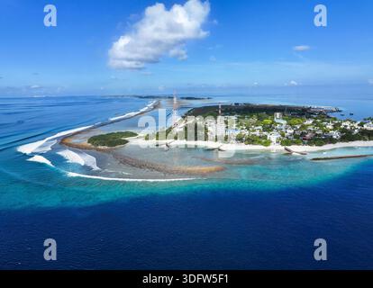 Blick aus der Vogelperspektive auf die Insel mit weißem Sand und türkisfarbenem Wasser, mit den Strukturen der Stadt, eingebettet in üppiges Grün, Thulusdhoo, Kaafu at Stockfoto