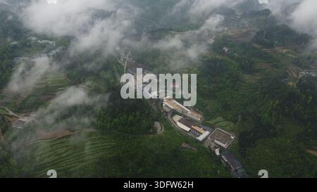 (260114) -- SINAN, 14. Januar 2026 (Xinhua) -- ein Luftdrohnenfoto vom 26. April 2025 zeigt einen Blick auf das Dorf Zhouzhai im Kreis Sinan, südwestchinesische Provinz Guizhou. „Across China: Million Views for Live-Streaming Village Meetings: Remote Village Pioneers Digital Hall“ (Xinhua) Stockfoto