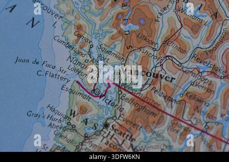 Detaillierte Karte des pazifischen Nordwestens mit Vancouver, Victoria, Nanaimo und Seattle auf einem gedruckten papieratlas mit selektivem Fokus. Stockfoto