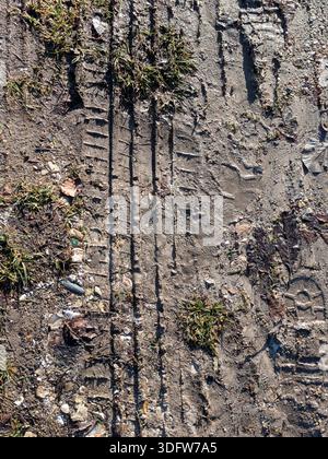 Reifenspuren im tiefen Schlamm der Straße Stockfoto
