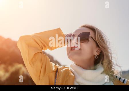 Frau Sonnenbrille Sonnenschein - Porträt einer Frau, die Sonnenbrille in hellem Sonnenschein trägt. Stockfoto