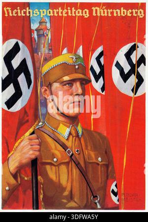 Dieses Propagandaplakat aus den 1930er Jahren, wahrscheinlich aus der nationalsozialistischen Zeit in Deutschland, zeigt einen deutschen Soldaten in Uniform, der vor einem roten Banner mit Hakenkreuzen steht. Der Text oben lautet „Reichsparteitag Nürnberg“, was darauf hinweist, dass es mit der Nürnberger Rallye in Verbindung steht. Das Bild soll das Militär und die Nazi-Partei glorifizieren. Stockfoto