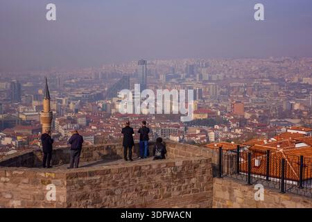 Touristen auf dem Schloss Ankara in der Türkei Stockfoto