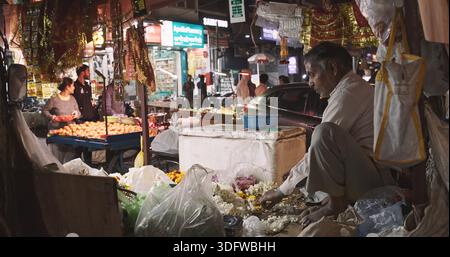 Nachtmarkt Blumen- und Gemüsehändler Delhi Indien Straßenszene Stockfoto