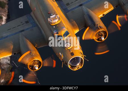 Die Boeing B‑17 Flying Fortress namens „YE Olde Pub“, Kennzeichen 42–3167, ist ein viermotoriger schwerer Bomber, der von den United States Army Air Forces im Zweiten Weltkrieg eingesetzt wurde. Dieser restaurierte Warvogel trägt eine Glasnase und ein H2X-Radar für Pathfinder-Navigationstrainings. Er wird häufig in Luft-Luft- und Deckendisplays mit detaillierten Cockpit-Ansichten gezeigt und ist Teil der Flugvorführungen der Erickson Aircraft Collection. Stockfoto