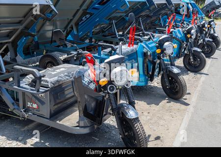 Erschwingliche elektrische Dreirad-Motorroller mit Kippbett werden auf der Straße in Sokuluk, Kirgisistan, am 23. Juni 2024 verkauft Stockfoto