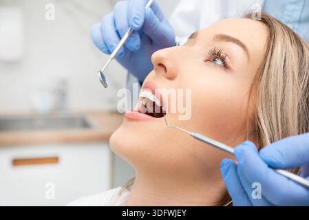 Frau, die Zähne beim Zahnarzt untersucht hat. Zahnaufhellung, Zahnpflegekonzept || Modell veröffentlicht Stockfoto