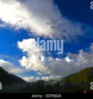 Weiße und dunkelgraue Wolken, darunter Cumulus, Altocumulus, Cumulonimbus und Cirrocumulus über dem Dulas Valley, Mitte Wales, Großbritannien Stockfoto