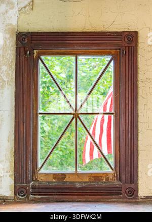 Altmodisches Fenster in einer Innenwand Stockfoto