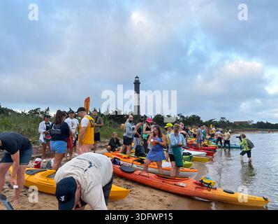 Brightwaters, New York, USA - 11. Juli 2025: Menschen treffen sich am Strand, um sich für Kajaktouren in der Nähe des Leuchtturms Fire Islnad vorzubereiten. Stockfoto