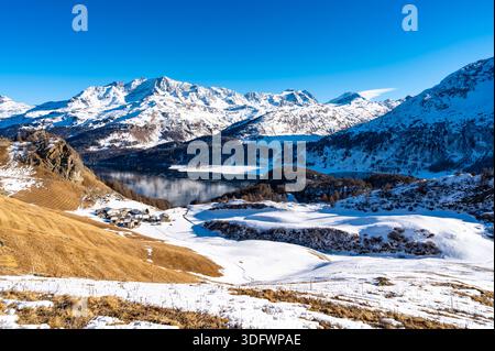 Panoramablick auf das Engadine, den Sils-See und das Dorf Grevasalvas im Winter. Stockfoto