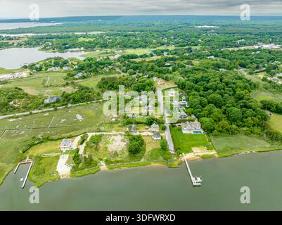 Luftaufnahme von Häusern am Wasser in Ostmoriches Stockfoto