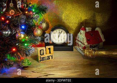 Am ersten januartag auf Holzwürfel unter einem geschmückten weihnachtsbaum neben einer Uhr gestempelt, eine neue Party am Abend Stockfoto
