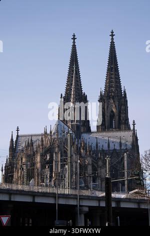 Dom St. Peter hohe Domkirche zu Köln Kölner Dom - Kölner Dom leicht verschneit - Deutschland Stockfoto