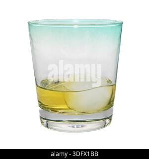 Studiofoto eines Glases mit einem Eiswürfel auf weißem Hintergrund Stockfoto