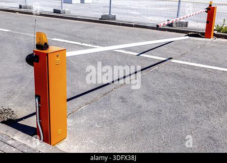 Automatische Aufhängungsarmmsperre für ein- oder Ausstieg. Zugang zum Tor der Auslegerbarriere Stockfoto